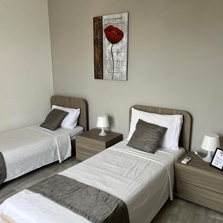 F10 Room 3, Private Room Two Single Beds Shared Bathroom In Shared Flat Msida Exteriér fotografie